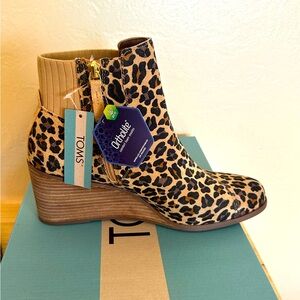 Tom’s wedge zip up booties